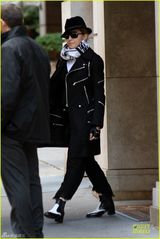 组图：麦姐嘻哈装现身街头 带子女出行酷劲十足