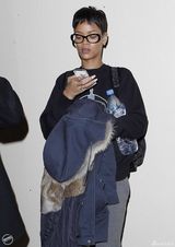 组图：蕾哈娜英气街拍 戴黑框似学生表情严肃