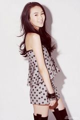 组图：童瑶写真娇美绽放 笑容温婉眼神清澈流转