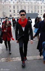 组图：佟大为亮相巴黎时装周 与时尚大帝同看秀