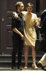 组图：安妮-海瑟薇和未婚夫热吻秀甜蜜