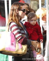 幻灯图集：詹妮弗-加纳母女逛街 小女儿乖巧惹人爱