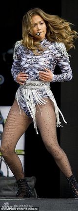 组图：洛佩兹火辣开唱 穿钻石流苏裙狂扭电臀