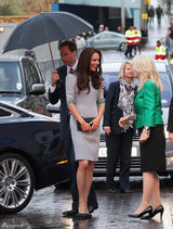 组图：威廉夫妇亮相首映礼 王子为凯特撑伞秀甜蜜