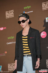 高清图：GD条纹装出席mama记者会 EXO正装帅气