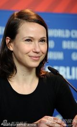 《孤儿》发布会全女子兵阵容 导演马里-库特泽微笑