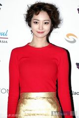 组图：李孝利孔孝真等众韩星盛装助阵大型时装秀