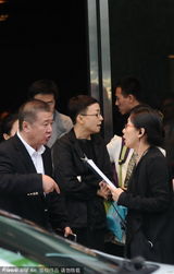 组图：宋丹丹现身酒店似与人争执 工作人员解围