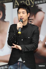 高清图：张世明新书大卖 潘玮柏现身庆功会力挺