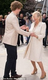 组图：英王子查尔斯夫妻各揽舞伴秀舞技