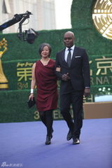 组图：北京电影节七大评委亮相闭幕蓝毯