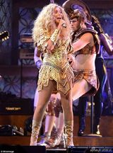 组图：67岁雪儿激情开唱 红亮片短裙秀苗条身材