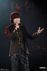 组图：巫启贤邰正宵红馆齐献唱 为灾民祈福