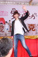 组图：吴建豪新剧首播 俊昊友情站台送礼物