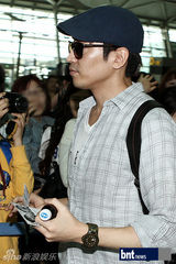 组图：神话组合六成员亮相机场 将赴台开演唱会