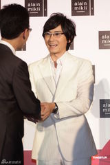 高清图：郑元畅不担心限娱令 曾为戴眼镜故意近视