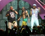 组图：麻辣鸡个唱粉丝强行上台 与保镖激烈扭打