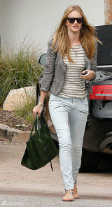 高清组图：惠特莉和男友杰森亮相 牛仔裤秀长腿