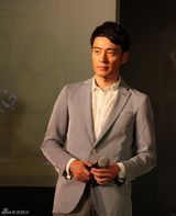 幻灯：李光洁现身《大周末》周年庆 型男造型人气高