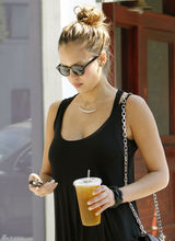 高清图：杰西卡-阿尔芭黑衣亮相 产后胸围上涨