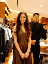 幻灯图：巩新亮不畏酷暑 穿定制皮衣空降庆典活动