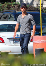 组图：暮光女搭狼人泰勒玩棒球热裤秀美腿