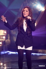 组图：《劲歌金曲》录像 阿Sa黑色皮胸衣亮相献歌