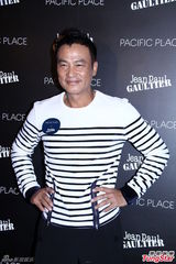 组图：任达华中秋节陪爱女 周汶锜拒谈感情事