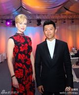 组图：好莱坞巨星相聚青岛 男神女神忙追星