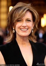 组图：迪士尼ABC电视集团总裁安妮深V黑裙优雅