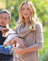 组图：坎蒂丝街头拍写真 裙摆飞扬宠物狗抢镜