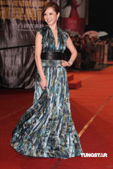组图：金钟奖红毯天心印花长裙衬托真女人气质 