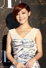 组图：邓家佳出席《VOGUE》晚宴 演绎氧气美女