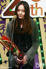 组图：EXO与Apink助阵颁奖礼 f(x)水晶捧奖