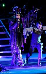 幻灯图集：美偶冠军亚当-兰伯特洛杉矶性感开唱