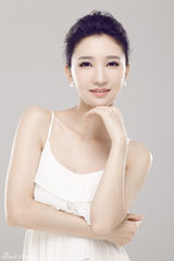 组图：卢莹写真大片出炉 抹胸长裙飘逸脱俗