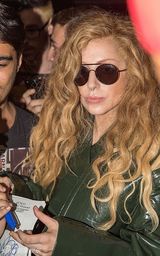 组图：LadyGaga现身寓所与粉丝合影 鼻环抢镜