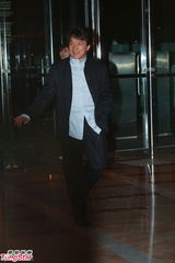 组图：晶刚香港婚礼 成龙休闲西装现身大气招呼媒体