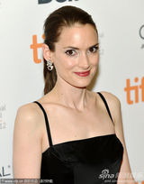 《亚瑟-纽曼》多伦多首映 艾米丽白裙高贵优雅