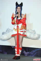 组图：张景岚戴猫耳卖萌 自曝前任是游戏宅男