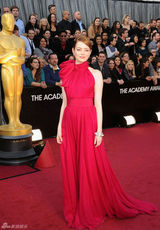高清组图：奥斯卡红毯艾玛-斯通紫红色礼服亮相