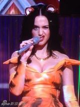 组图：凯蒂佩里化身狮子王 爆乳短裙头饰呆萌