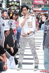 组图：严爵健身登高冒冷汗自嘲怕死