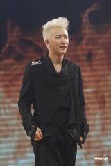 组图：白发韩庚夺目助阵《静距离》三周年