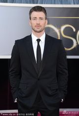 组图：群星闪耀红毯 暮光女拄拐海瑟薇优雅