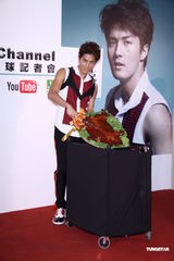 组图：吴克群承认与阿娇合作 盼媒体勿二度伤害她