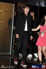 组图：韩片《钱的味道》首映 朴信惠允浩等助阵