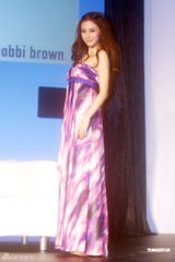 组图：黄晓明女友化身性感女神 长裙显窈窕身姿