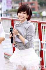 高清：王心凌吊桥大跳单曲舞蹈 过度颠簸花容失色