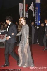 组图：金雅中灰色纱裙秀美腿 携池城亮相釜山红毯